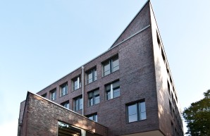 Campus Lehre (N55) vor blauem Himmel 