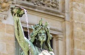 Blick auf die Wasserschale der Hygieia, aus der Wasser rinnt