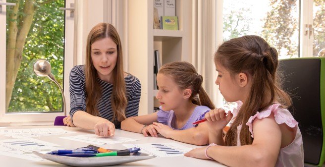 Wie bleiben Kinder psychisch gesund? Das wollen die Zwillinge Emma und Victoria wissen.