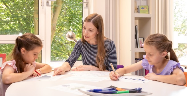 Wie viel Prozent der Kinder und Jugendlichen in Deutschland leiden an Ängsten und Depressionen, klagen über Bauchschmerzen oder isolieren sich? Zahlen wie diese erhebt Dr. Anne Kaman in ihren Studien