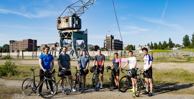 Mit dem Rennrad unterwegs und zum Schluss über den Stadtdeich: Neurologe Prof. Dr. Götz Thomalla.