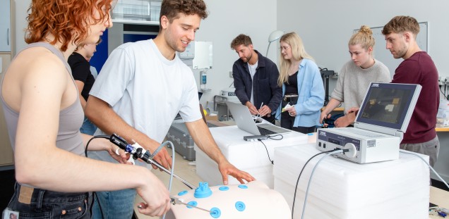 Studenten, die gerade operative Techniken an der Laparoskopie-Box, die den Bauchraum simuliert, trainieren