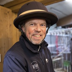 Portrait THOMAS WINTER, 2013 erhält der Profi-Polospieler die Diagnose Parkinson und verliert Stück für Stück die Kontrolle über seine Bewegungen.