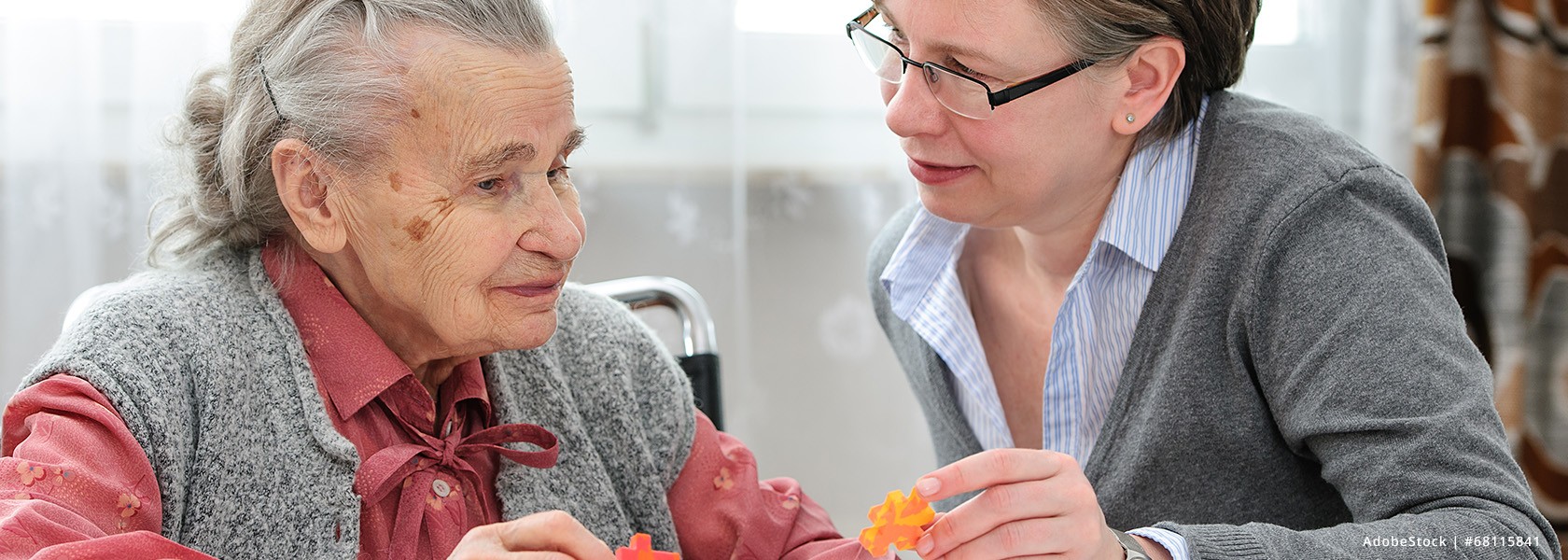 Eine ältere Dame im Gespräch mit einer Krankenschwester