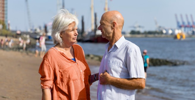 Frau und Mann am Hamburger Elbstrand